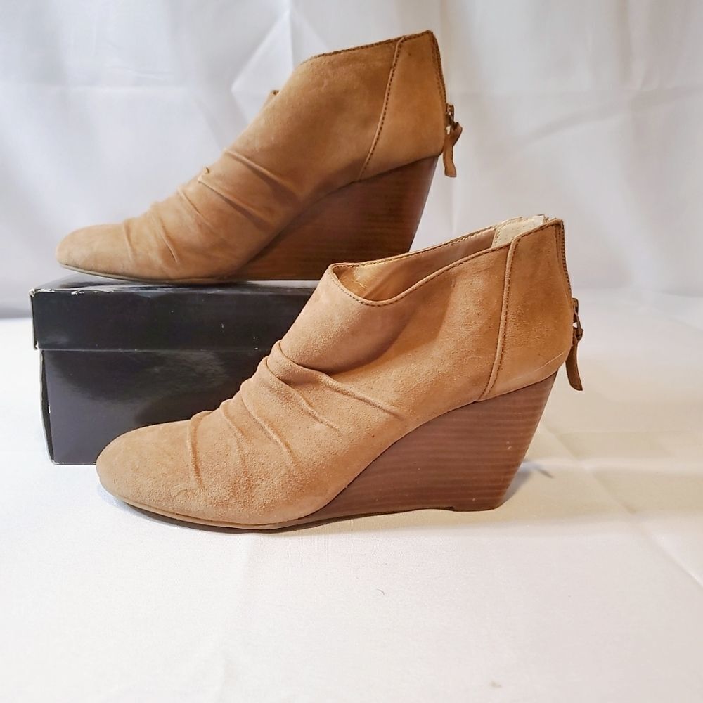 BCBG PARIS Dusk Helenx Leather Wedge Bottie Size 8